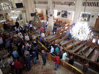 Personal de seguridad investiga tras la explosi&oacute;n en una iglesia copta en Tanta, a 90 kil&oacute;metros de El Cairo. 