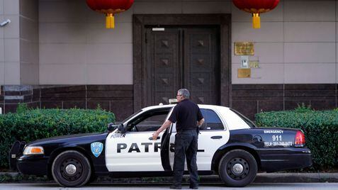 Un policía frente el consulado chino en Houston, este miércoles.