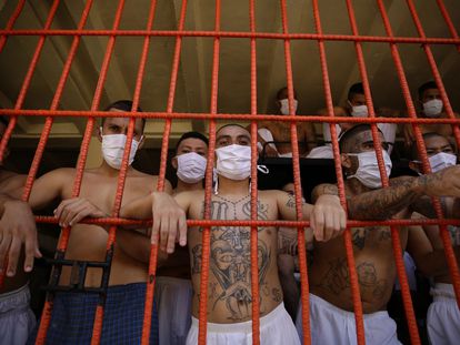Miembros de la Mara Salvatrucha (MS-13) en el centro penal de Quezaltepeque (El Salvador).