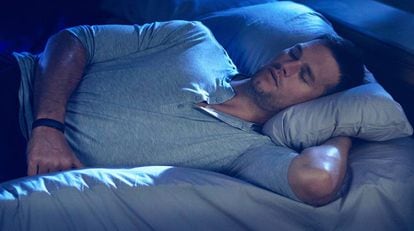 Tom Brady, jugador de fútbol americano, con el pijama inteligente que ha diseñado. Mientras duerme, consigue recuperar sus músculos.