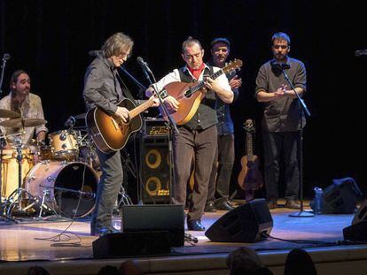 Jackson Browne y Ra&uacute;l Rodr&iacute;guez, en su actuaci&oacute;n del jueves por la noche dentro del espect&aacute;culo &#039;Song y Son&#039;, en Nueva York.