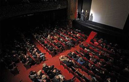 Paco león y Aitana Sánchez Gijón intervienen en el escenario ante un repleto patio de butacas del Teatro Lara.