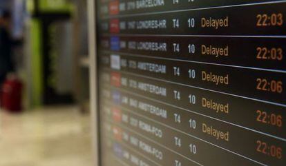 Panel del aeropuerto de Madrid informa de retrasos durante la huelga de controladores del pasado verano.