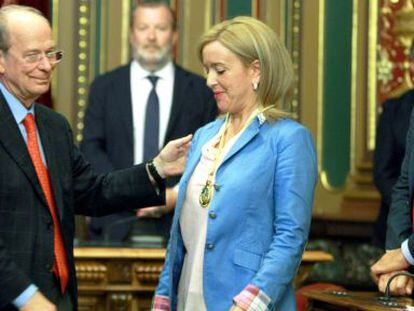 Ibon Areso le concede la medalla de Bilbao a Cristina Ruiz.