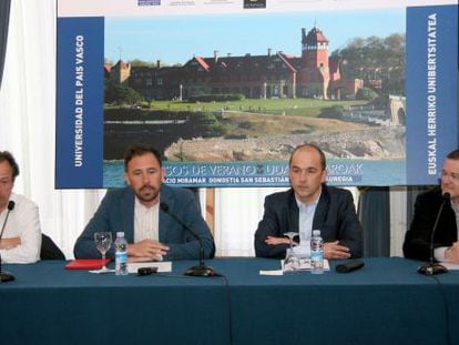 De izquierda a derecha, Armengol Grau, gerente técnico del Consorcio de Residuos (GHK), Denis Itxaso, presidente de la Mancomunicad de San Markos, Patxi Arratibel, director del curso, y Jose Luis de la Cuesta, director de los Cursos de Verano en la UPV.