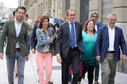 Alfonso Alonso, acompañado por dirigentes del PP vasco, se dirige a la sede del partido en Vitoria.