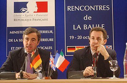 Ángel Acebes y Nicolas Sarkozy, ayer, durante la rueda de prensa que ofrecieron en La Baule.