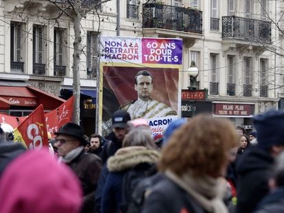 Un cartel con la leyenda "No a la pensión de Macron. 60 años para todos", en una manifestación contra la reforma de las pensiones en la Plaza de la República de París el 19 de enero.