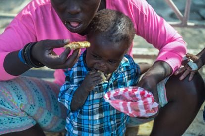 Una mujer y su hijo comen en un comedor social a mediados de enero en Puerto Príncipe (Haití).