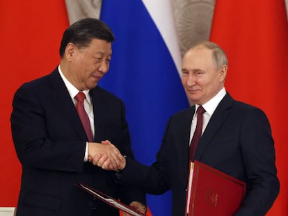 El presidente chino Xi Jinping y el presidente ruso Vladimir Putin se dan la mano durante la ceremonia de firma en el Gran Palacio del Kremlin, el 21 de marzo de 2023 en Moscú, Rusia.