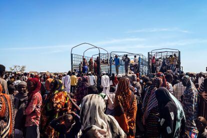 Miles de personas esperan en Joda, paso fronterizo entre Sudán y Sudán del Sur, a que les toque subirse a un camión para ser trasladados al centro de tránsito de Renk. El llamamiento de Naciones Unidas para financiar la respuesta humanitaria en Sudán del Sur no ha tenido mucho éxito: hasta ahora solo se ha recaudado el 40% de la cantidad solicitada.