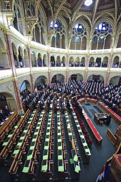 El Parlamento húngaro vota la nueva Constitución en ausencia de la oposición.