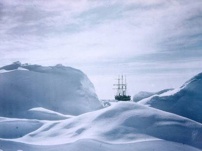 El barco 'Endurance' atrapado en el hielo durante su mítico viaje de expedición a la Antártida.