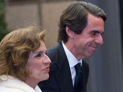 Botella y Aznar, en el cumpleaños de Vargas Llosa en Madrid, el día 28.