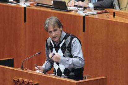 El coordinador de IU en Extremadura, Pedro Escobar, durante su intervención en el pleno de la Asamblea.