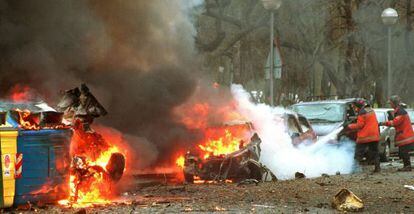 Explosi&oacute;n del coche bomba que mat&oacute; a Fernando Buesa y a su escolta Jorge D&iacute;ez Elorza en Vitoria, el 22 de febrero de 2000.