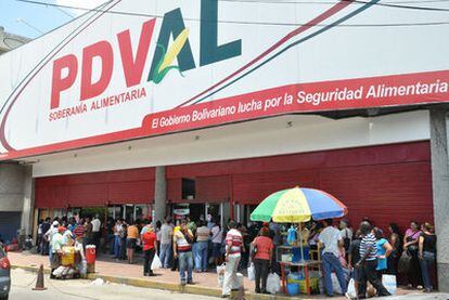 Colas en el mercado de la Productora y Distribuidora Venezolana de Alimentos, en la ciudad de Valencia.