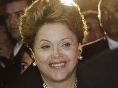La presidenta de Brasil rodeada por su servicio de seguridad.