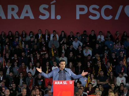 El candidato socialista, Pedro Sánchez, durante el acto de cierre de campaña en Barcelona. En vídeo, resumen del final de campaña de los cinco grandes partidos.