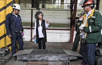 La artista colombiana, en pleno proceso de montaje de su obra Fragmentos, en Bogotá.