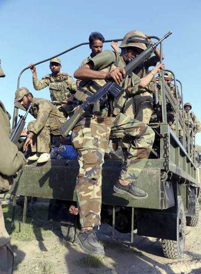 Un camión con militares paquistaníes se acerca a Mingora.
