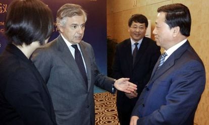 Juan Antonio Samaranch conversa con el vicepresidente de Bright Foods, Ge Jun Jie