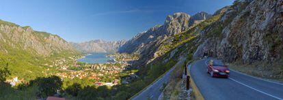Vista de la bahía de Kotor, en Montenegro, desde la carretera.