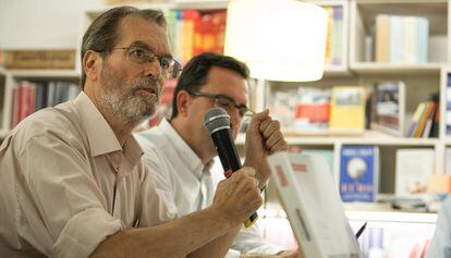 El periodista Andreu Missé i l'economista Antoni Garrido, ahir a la llibreria +Bernat