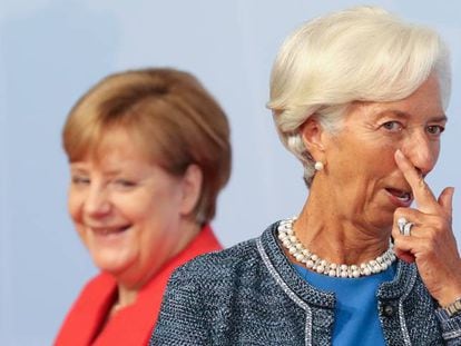 Ojito que te estoy vigilando: La canciller alemana, Angela Merkel (izquierda), le da la bienvenida a la directora gerente del Fondo Monetario Internacional, Christine Lagarde, al inicio de la cumbre del G20 el 7 de julio de 2017 en Hamburgo, Alemania.