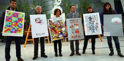 Los integrantes del jurado muestran este martes en Bilbao los carteles de Carnavales seleccionados. 