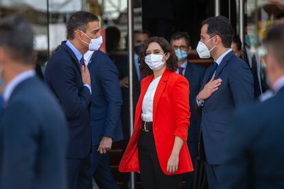 Isabel Díaz Ayuso e Ignacio Aguado se despiden del presidente del Gobierno, Pedro Sánchez, en la Puerta del Sol de Madrid el 21 de septiembre.