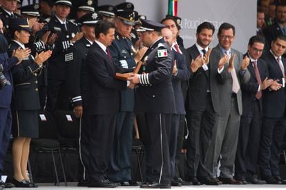 Enrique Peña Nieto y Manelich Castilla durante la celebración del 90 aniversario de la Policía Federal en la Ciudad de México.