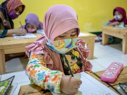 Una niña, con hiyab, aprende a escribir en una escuela de Cinere, Depok, en Java Occidental (Indonesia).