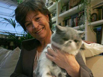 Carmen Martínez Ten, fotografiada en su casa, con su gata, <i>Tomasita.</i>