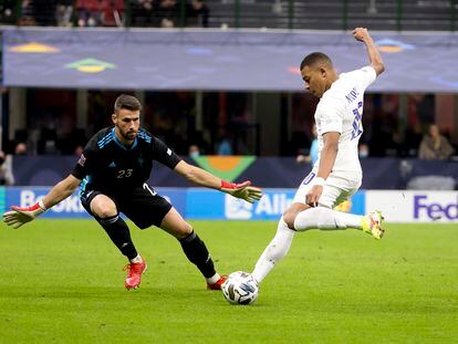 Mbappé bate a Unai Simón en el reciente duelo entre España y Francia de la Nations League.