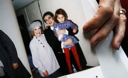 Patricia Wulf muestra una foto de 1998 en la que aparece con su hija y con Plácido Domingo, en la Ópera de Washington.
