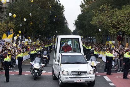 El <i>papamóvil</i> pasó a toda velocidad por las calles de Barcelona.