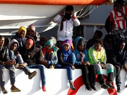 Migrantes esperan a ser desembarcados en el puerto siciliano de Augusta, el pasado 20 de marzo.