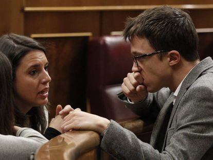 &Iacute;&ntilde;igo Errej&oacute;n habla con Irene Montero, su sustituta como portavoz de Podemos en el Congreso, hace 15 d&iacute;as.
