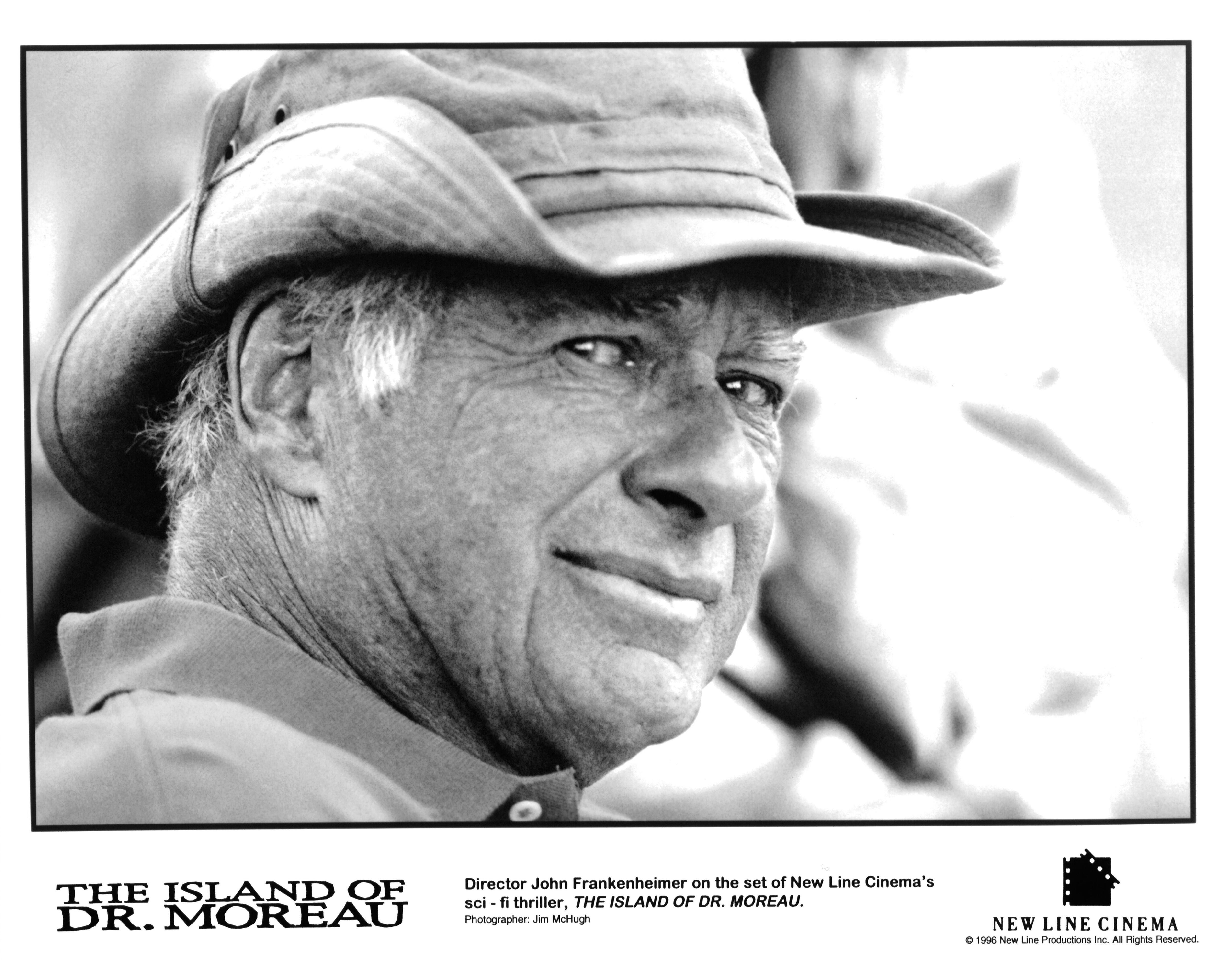 El director John Frankenheimer en el rodaje de 'La isla del Dr. Moreau' en 1996.