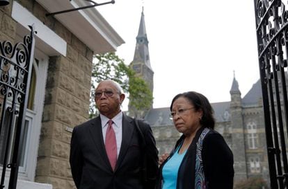 Joe Stewart posa junto a Patricia Bayonne-Johnson en Georgetown. Los dos descienden del grupo de esclavos vendidos en 1838. 