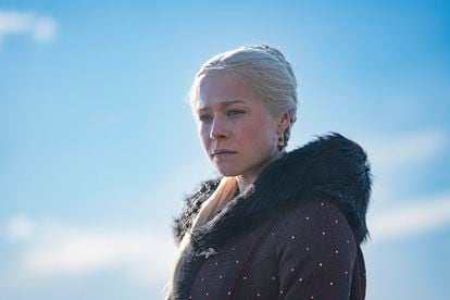 Emma D’Arcy como Rhaenyra Targaryen en ‘La casa del dragón’, que se estrena el 22 de agosto en HBO Max. «Llevar la peluca rubia es una experiencia transformadora», asegura.