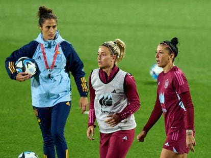 Alexia Putellas entre Montse Tomé y Jennifer Hermoso, durante el entrenamiento de la selección española.