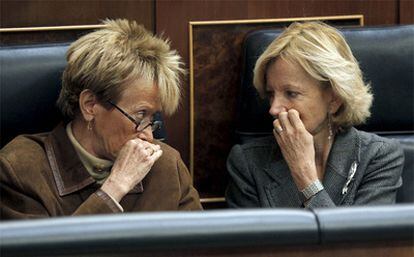 Las dos vicepresidentas del Gobierno, María Teresa Fernández de la Vega y Elena Salgado, en el Congreso.