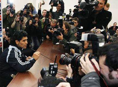 Los fotógrafos rodean a Maradona en los instantes previos a la conferencia de prensa.