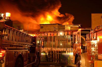 Los bomberos trabajaron por m&aacute;s de 12 horas para combatir las llamas.