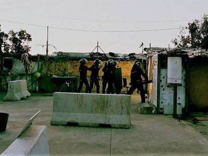 La policía entra en una morada ayudándose del ariete durante un capítulo de 'Fugitivos'.