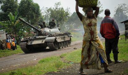 Un tanque del Ej&eacute;rcito congole&ntilde;o atraviesa el pueblo de Rugari, en la zona de enfrentamiento con los rebeldes, el 26 de julio de 2012.