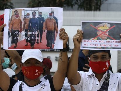 Ciudadanos birmanos participan en una manifestación contra la junta militar golpista, el pasado miércoles en Bangkok.