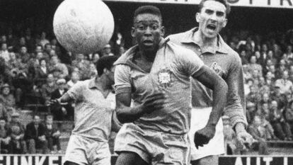 Pelé persigue el balón durante la semifinal contra Francia del Mundial de Suecia 1958.
